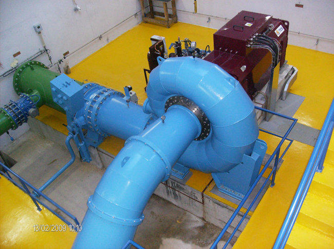 Vista do grupo turbina-gerador da Mini-hídrica de Fronhas, Arganil
