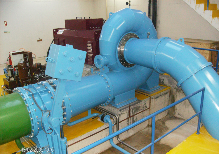 Vista do grupo turbina-gerador da Mini-hídrica de Fronhas em operação